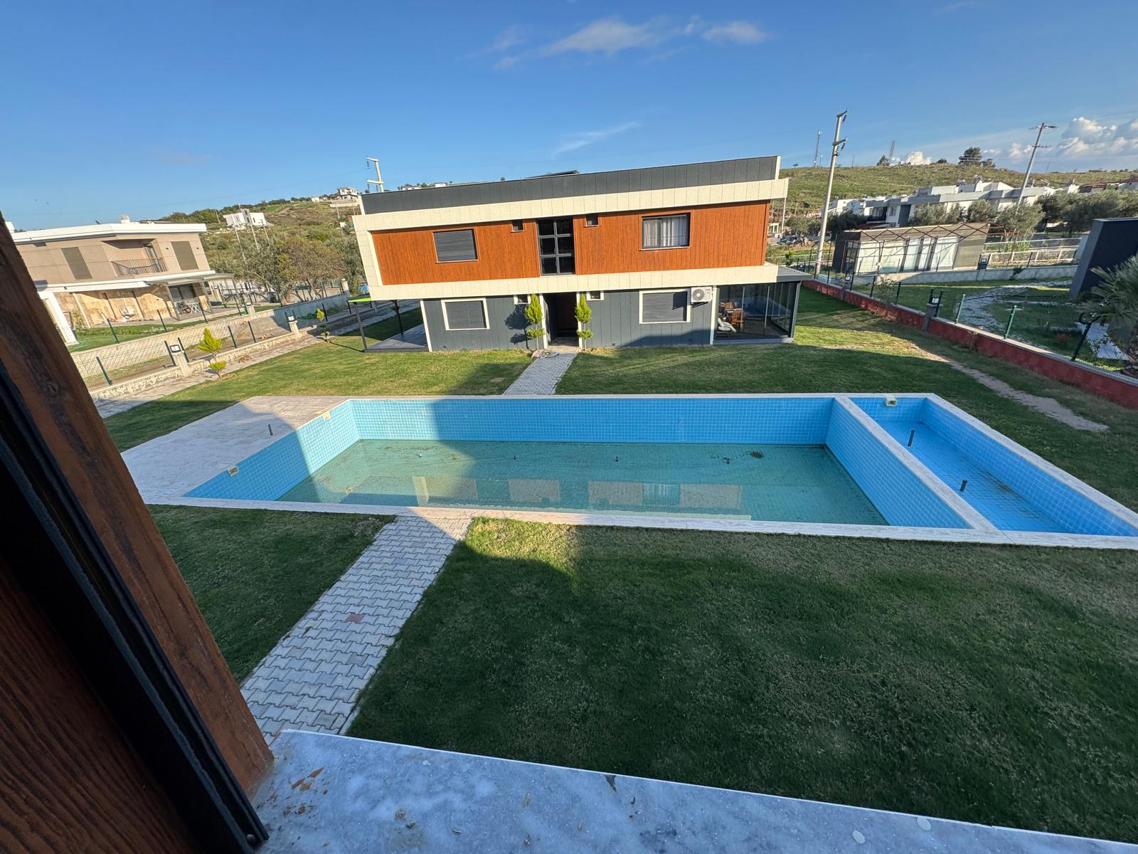 ÇANDARLIDA HAVUZLU SİTEDE SATILIK 1+1 DAİRE